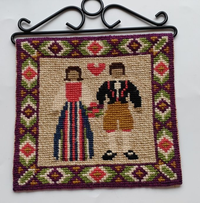 Huisvlijt uit Scandinavië.  Wandkleedje Zweden.  Maat 17 x 23 cm.  Klederdracht.
