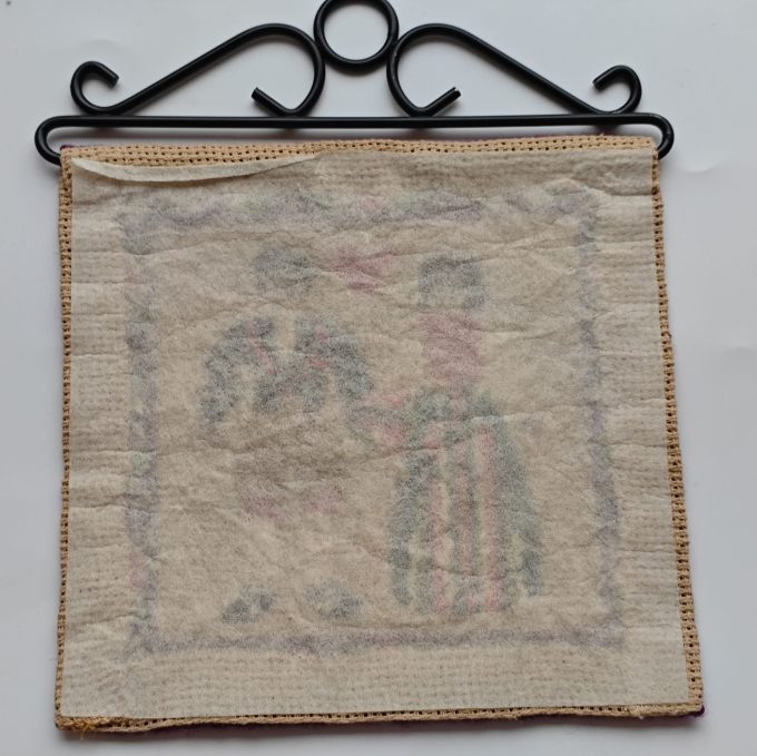 Huisvlijt uit Scandinavië.  Wandkleedje Zweden.  Maat 17 x 23 cm.  Klederdracht. - Afbeelding 2