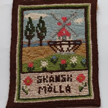 Huisvlijt uit Scandinavië.  Wandkleedje Zweden.  Maat 17 x 23 cm. Molen.