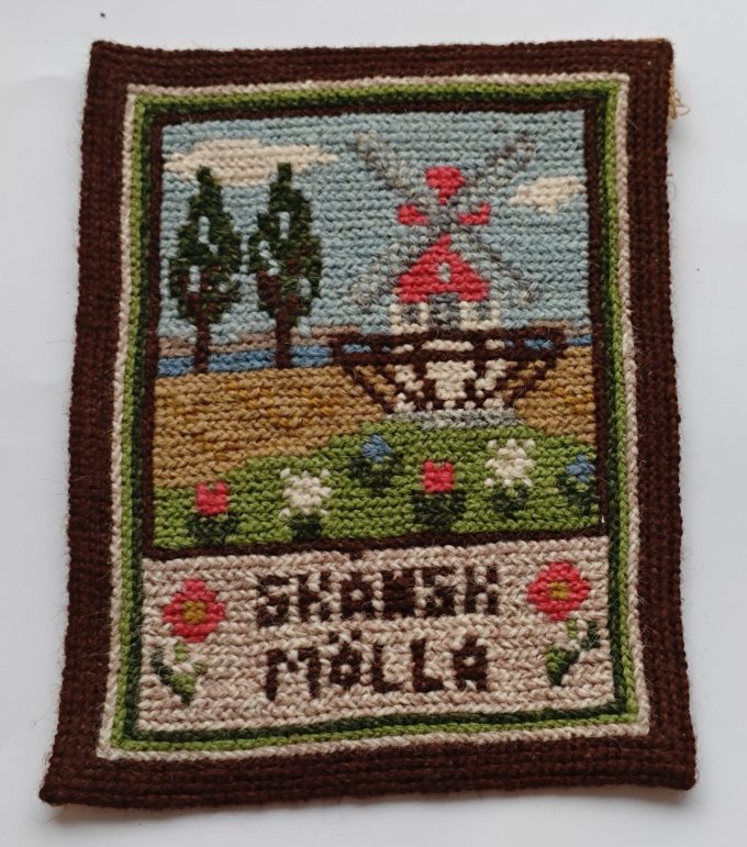 Huisvlijt uit Scandinavië.  Wandkleedje Zweden.  Maat 17 x 23 cm. Molen.