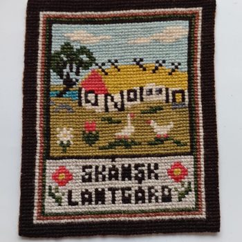 Huisvlijt uit Scandinavië.  Wandkleedje Zweden.  Maat 17 x 23 cm . Boerderij.