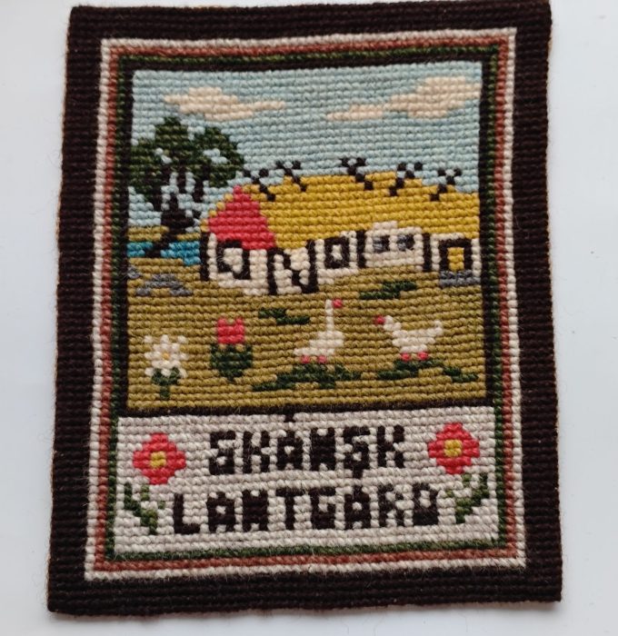 Huisvlijt uit Scandinavië.  Wandkleedje Zweden.  Maat 17 x 23 cm . Boerderij.