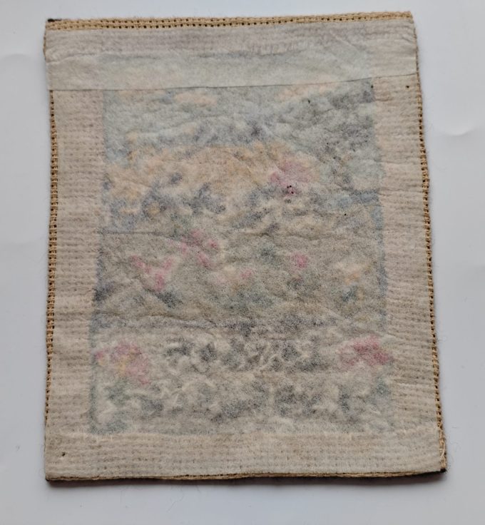 Huisvlijt uit Scandinavië.  Wandkleedje Zweden.  Maat 17 x 23 cm . Boerderij. - Afbeelding 2