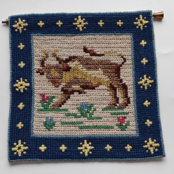 Huisvlijt uit Scandinavië.  Wandkleedje Zweden.  Maat 17 x 23 cm. Stier.