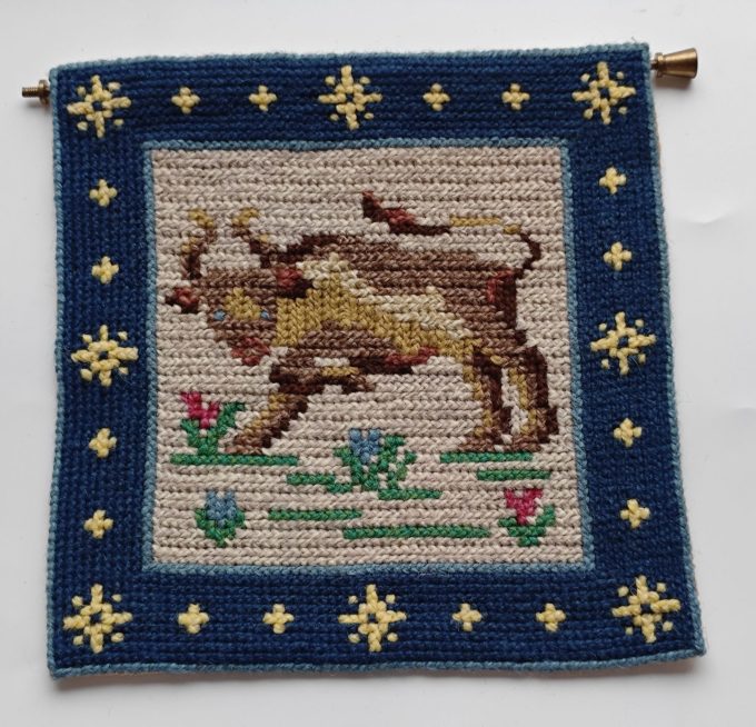 Huisvlijt uit Scandinavië.  Wandkleedje Zweden.  Maat 17 x 23 cm. Stier.