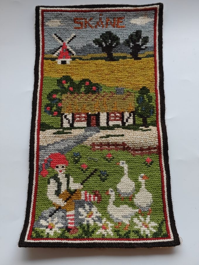 Huisvlijt uit Scandinavië.  Wandkleedje Zweden.  Maat 17 x 23 cm . Ganzenhoeder.