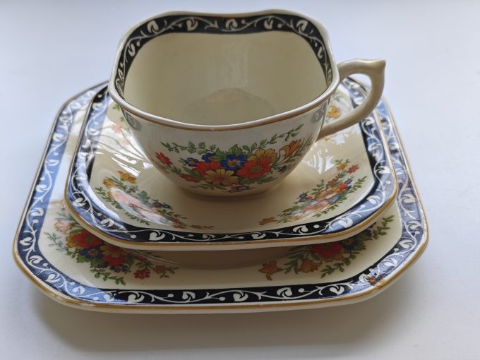 Wood's Ivory Ware. England.  Thee Kop en Schotel met Gebaksbordje. Rijk bewerkt. Per set.