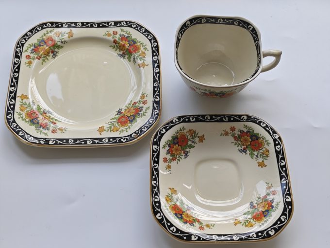 Wood's Ivory Ware. England.  Thee Kop en Schotel met Gebaksbordje. Rijk bewerkt. Per set. - Afbeelding 2