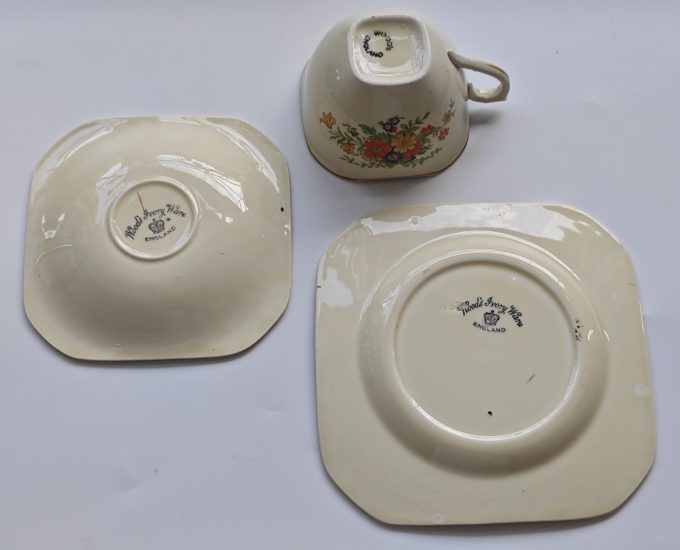 Wood's Ivory Ware. England.  Thee Kop en Schotel met Gebaksbordje. Rijk bewerkt. Per set. - Afbeelding 6