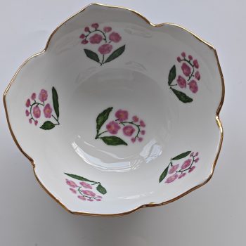 Schaaltje of Kom. Rond met golfrand en bloemversiering.