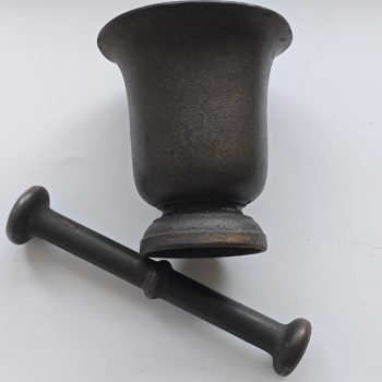 H 1. Vintage Gietijzeren Vijzel met  Stamper. (Mortar en Pestle.)
