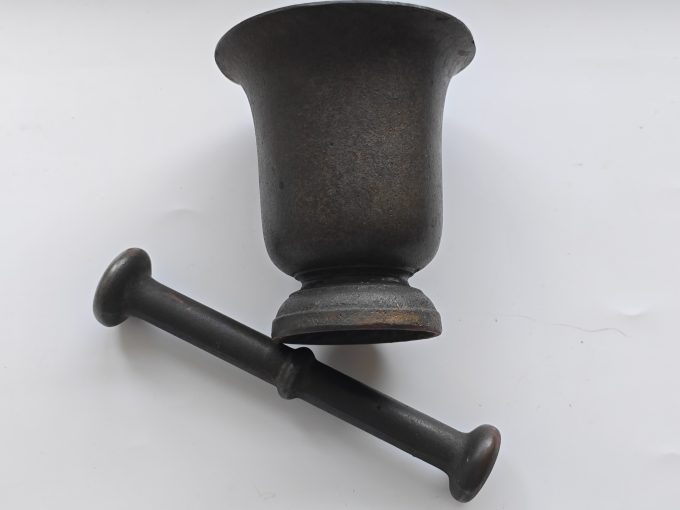 H 1. Vintage Gietijzeren Vijzel met  Stamper. (Mortar en Pestle.)