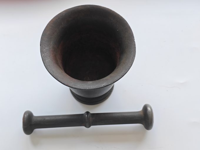 H 1. Vintage Gietijzeren Vijzel met  Stamper. (Mortar en Pestle.) - Afbeelding 2