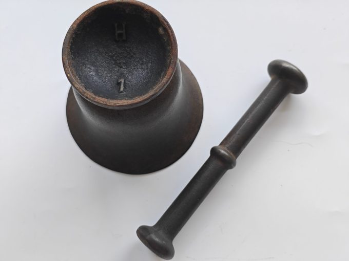 H 1. Vintage Gietijzeren Vijzel met  Stamper. (Mortar en Pestle.) - Afbeelding 3