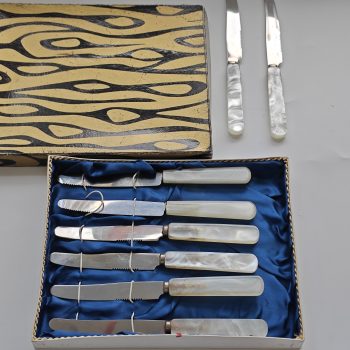 Solingen. Rostfrei. Set van 6 fruitmesjes. Parelmoeren Handvat. In doos met blauw satijnen voering.