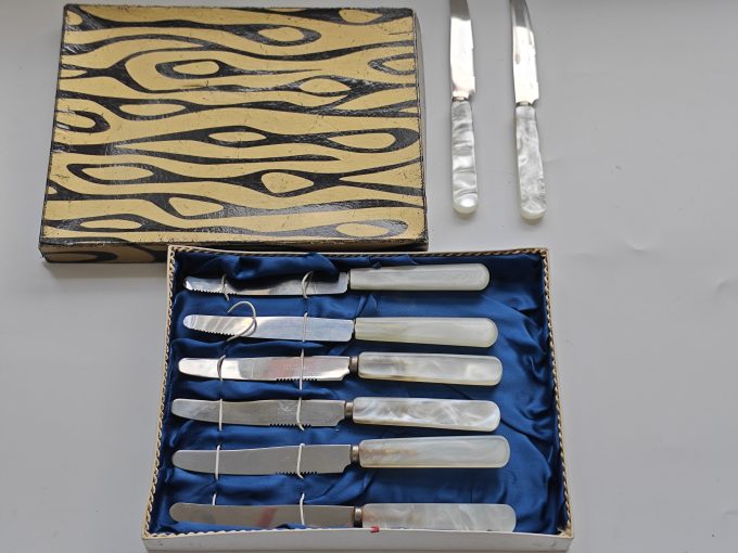 Solingen. Rostfrei. Set van 6 fruitmesjes. Parelmoeren Handvat. In doos met blauw satijnen voering.