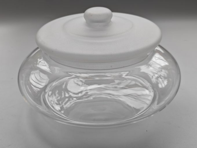 Leerdam Glasfabrieken. Ontwerp Floris Meydam ca (1960)  en J.J. Boon. (ca 1930). Glazen koekjesschaal met deksel. 21  cm .