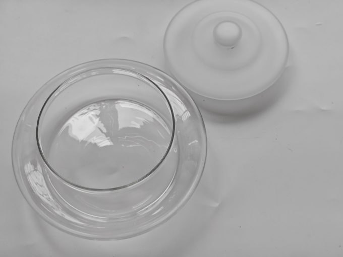 Leerdam Glasfabrieken. Ontwerp Floris Meydam ca (1960)  en J.J. Boon. (ca 1930). Glazen koekjesschaal met deksel. 21  cm . - Afbeelding 2