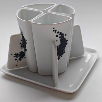 Keramiek met vierkant blauw stippelpatroon. Made In Italy? Gesigneerd.  Bijzondere set van 4 kopjes, driehoekvorm, op vierkant schoteltje.