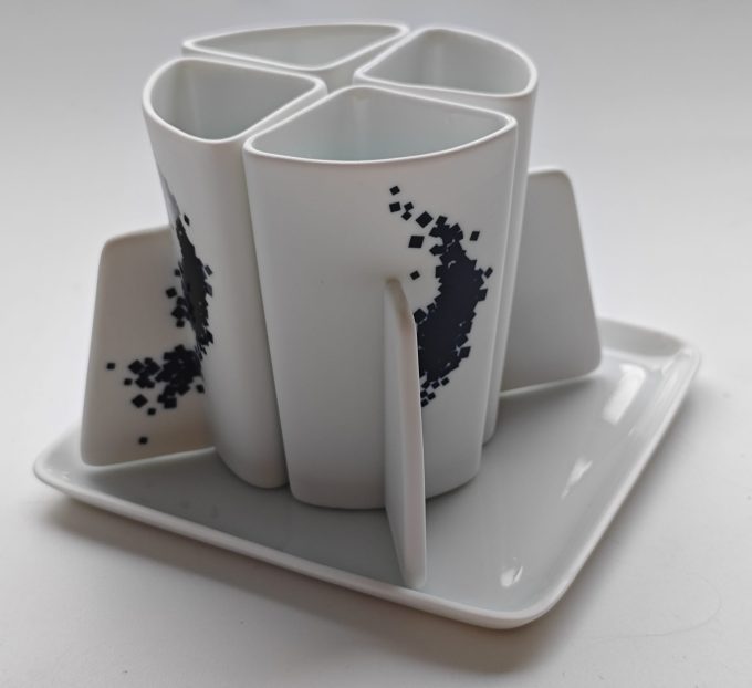 Keramiek met vierkant blauw stippelpatroon. Made In Italy? Gesigneerd.  Bijzondere set van 4 kopjes, driehoekvorm, op vierkant schoteltje.