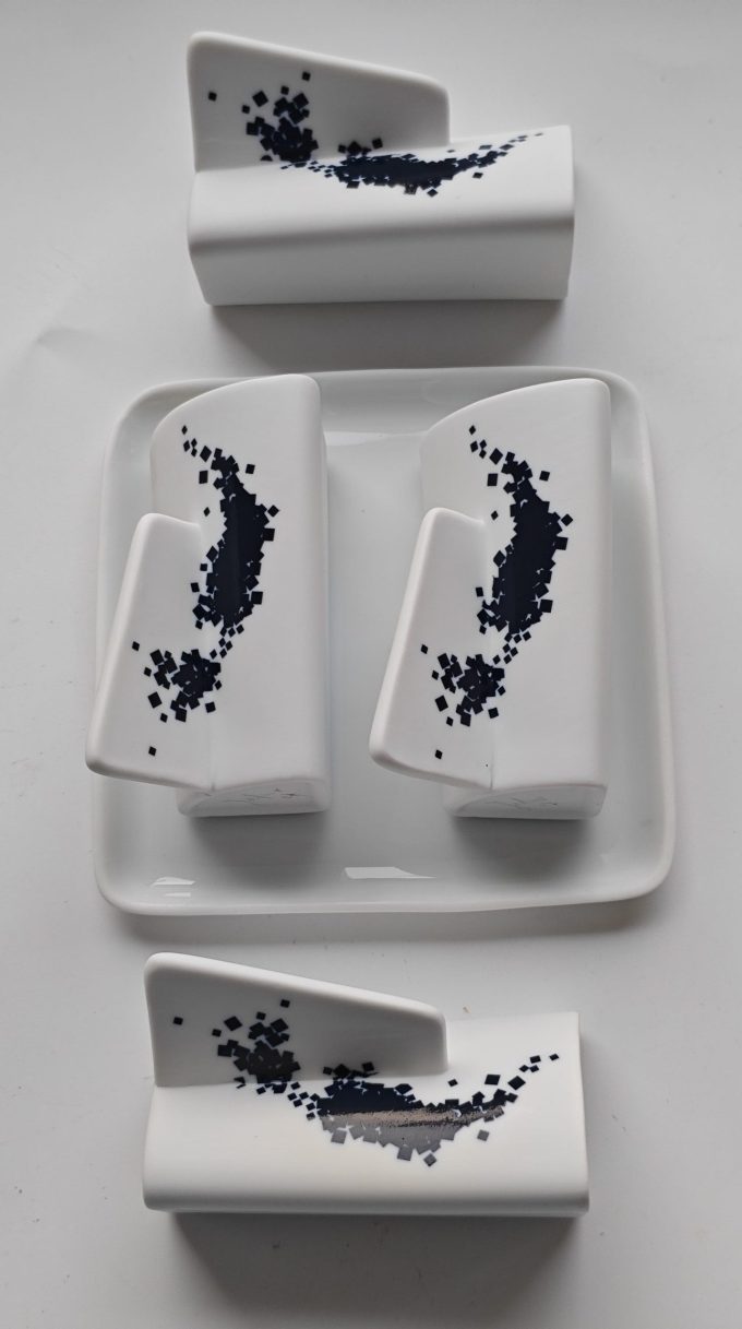 Keramiek met vierkant blauw stippelpatroon. Made In Italy? Gesigneerd.  Bijzondere set van 4 kopjes, driehoekvorm, op vierkant schoteltje. - Afbeelding 4