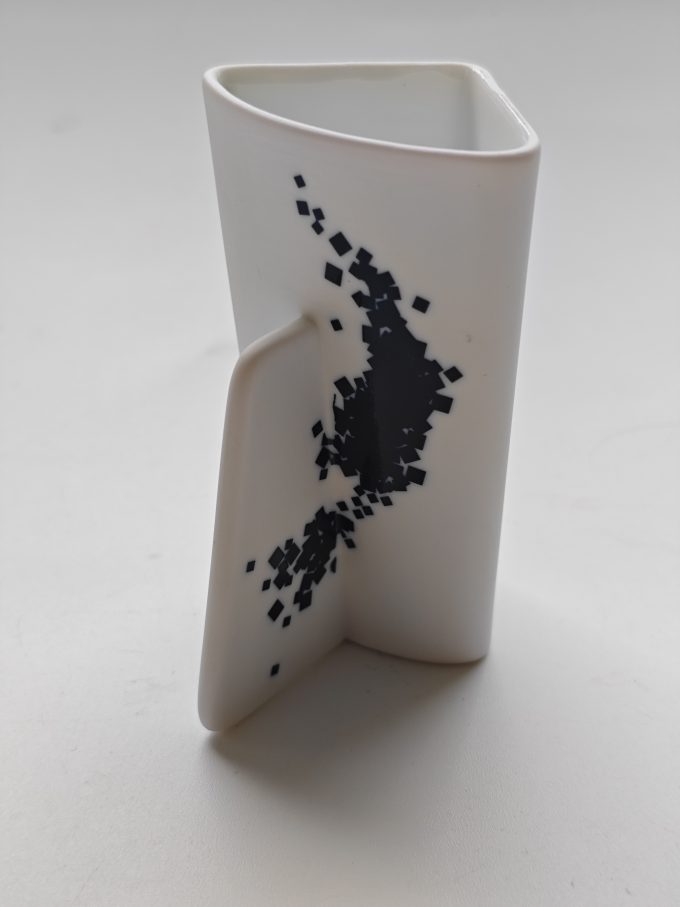 Keramiek met vierkant blauw stippelpatroon. Made In Italy? Gesigneerd.  Bijzondere set van 4 kopjes, driehoekvorm, op vierkant schoteltje. - Afbeelding 2