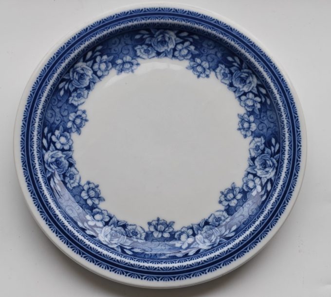 Mosa Maastricht. Holland. Set borden diner en soepbord. Wit met blauwe bloemrandversiering. - Afbeelding 2