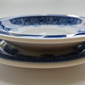 Mosa Maastricht. Holland. Set borden diner en soepbord. Wit met blauwe bloemrandversiering.