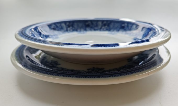 Mosa Maastricht. Holland. Set borden diner en soepbord. Wit met blauwe bloemrandversiering.