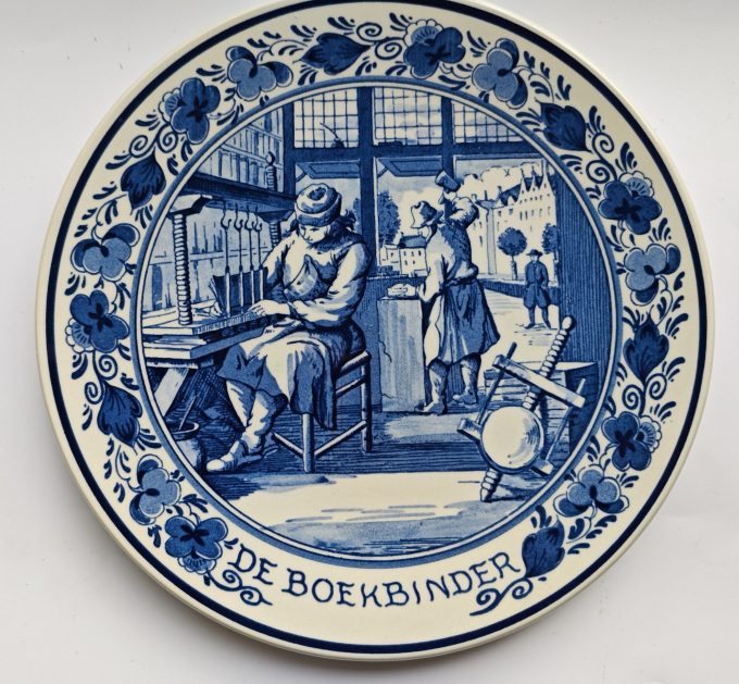 Royal Goedewaagen,  "Blue Delft". Handwork Holland.  Wandbord Beroepen. De Boekbinder.