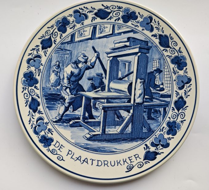 Royal Goedewaagen,  "Blue Delft". Handwork Holland.  Wandbord Beroepen. De Plaatdrukker.