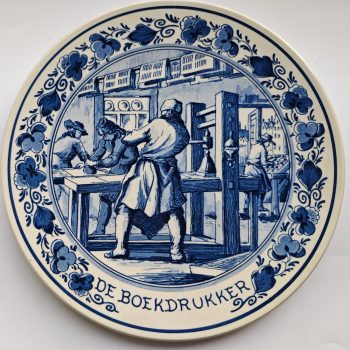 Royal Goedewaagen,  "Blue Delft". Handwork Holland.  Wandbord Beroepen. De Boekdrukker.