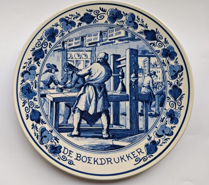 Royal Goedewaagen,  "Blue Delft". Handwork Holland.  Wandbord Beroepen. De Boekdrukker.