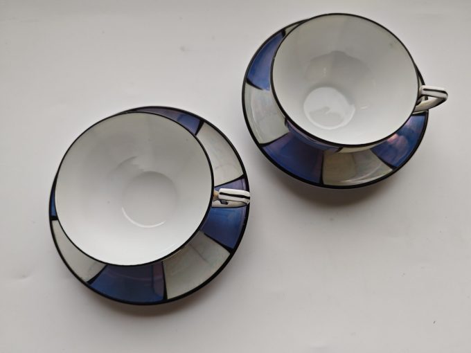 MZ Altrohleu CMR,  Czechoslovakia. Bone China. Art Deco Koffie Kop en Schotel. Per set van 2