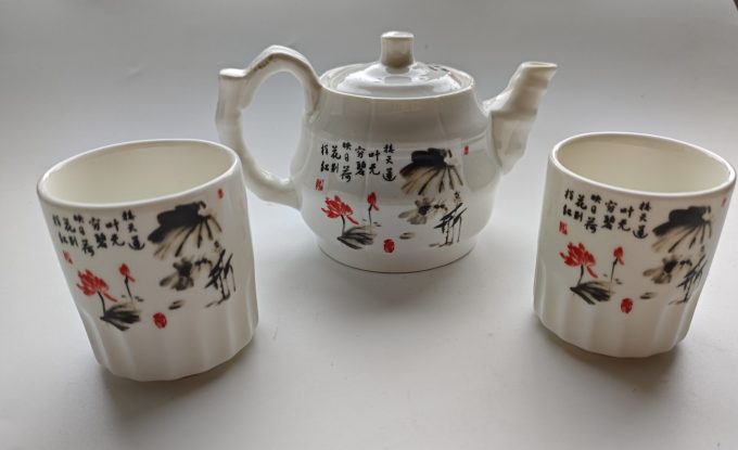 Chinees Theepotje + 2 theekommetjes. Afbeelding Lotusbloem. Set van 3.