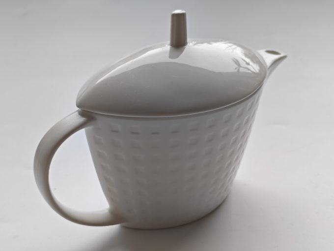 C & S. Chef & Sommelier. Made in France. Design Maxima. Sauskom wit met  blok relief.