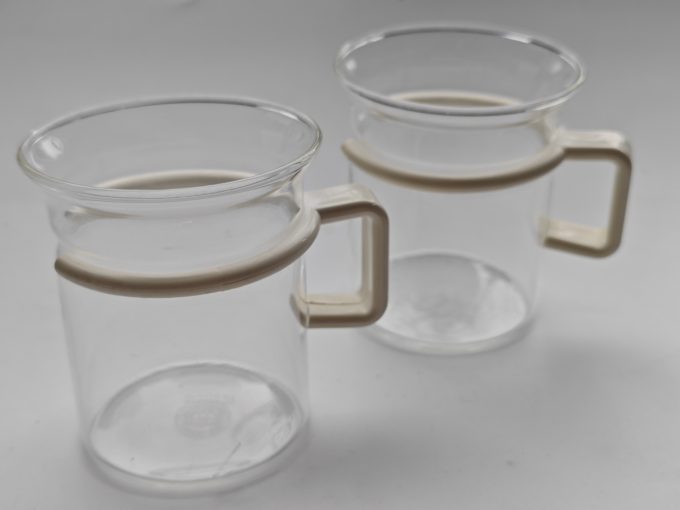 Bodum. Made in Denmark. Theeglazen met Wit kunststof handvat. Per set van 2.