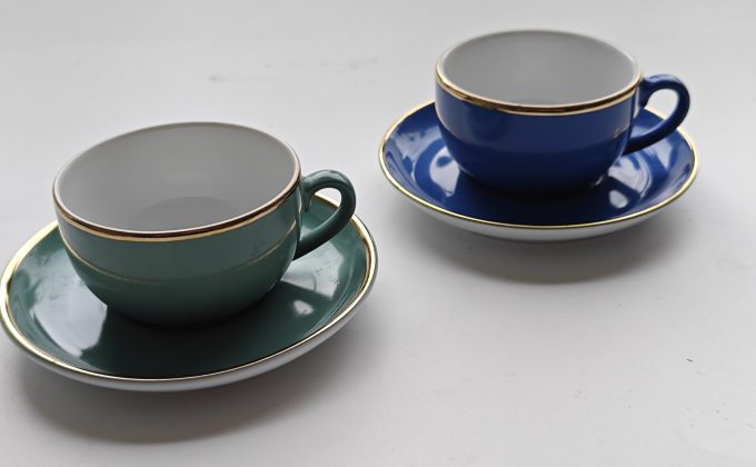 Mitterteich Bavaria Germany. Espresso /Mocca Kop en Schotel. Azuur en Wit. Blauw en Wit. Gouden rand . Per set  van 2