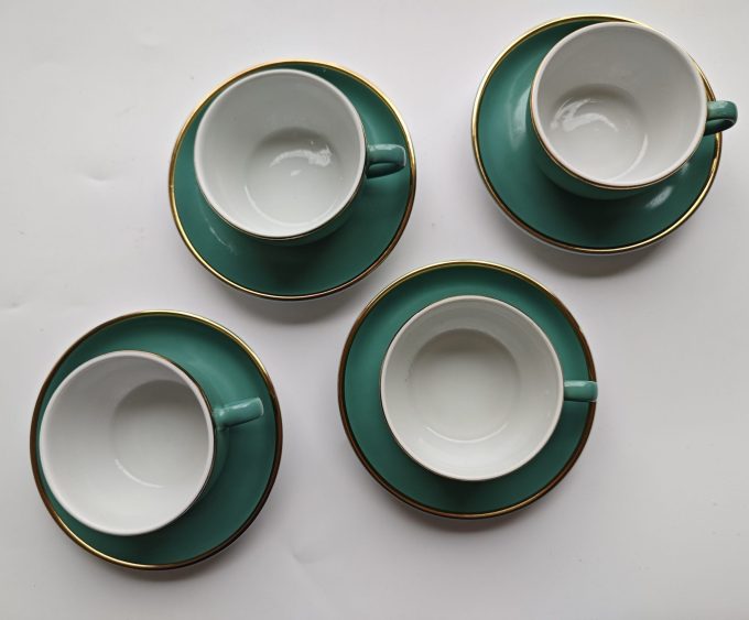 Mitterteich Bavaria Germany. Espresso /Mocca Kop en Schotel. Azuur en Wit. Gouden rand . Per set  van 4.