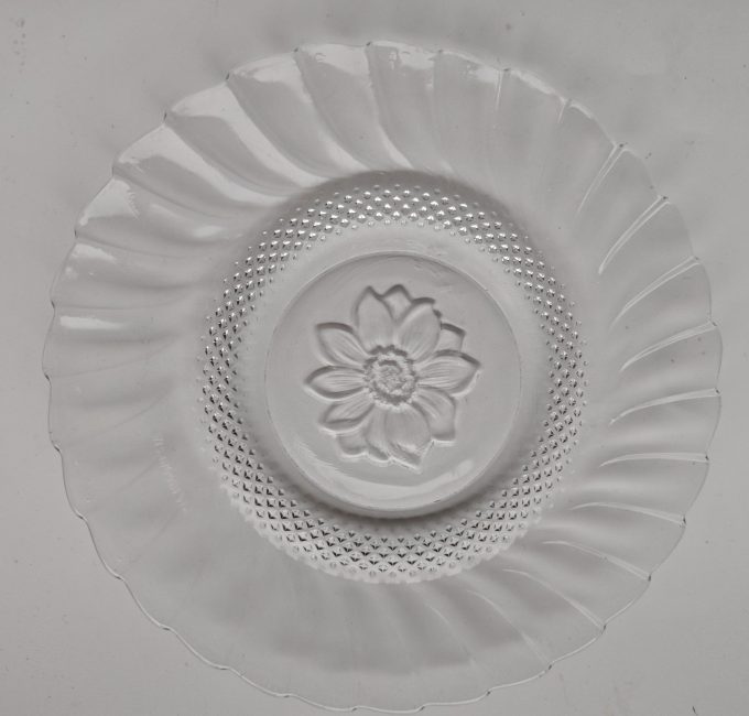 Gebaksbordjes glas met bloemmotief in het midden. Per set van  8.