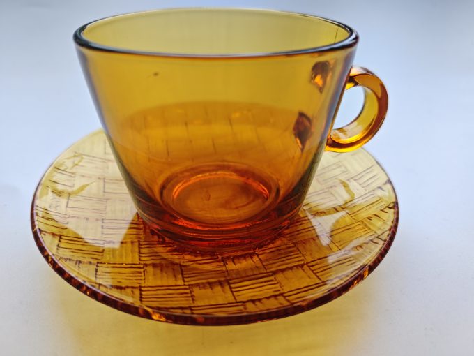 Vereco. France. Koffie kop en schotel .  Bruin transparant. Persglas. Per set van 6 .
