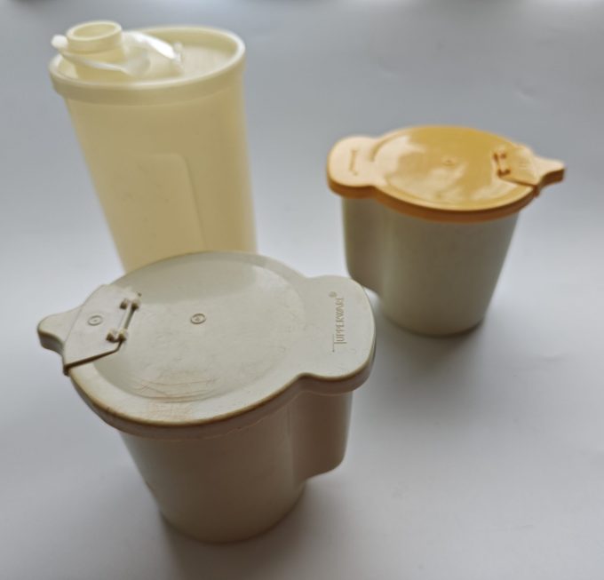 Tupperware. 2 x Made in Belgium. 1 x Made in Portugal. Strooibekers. 1x Container. Set van 3.