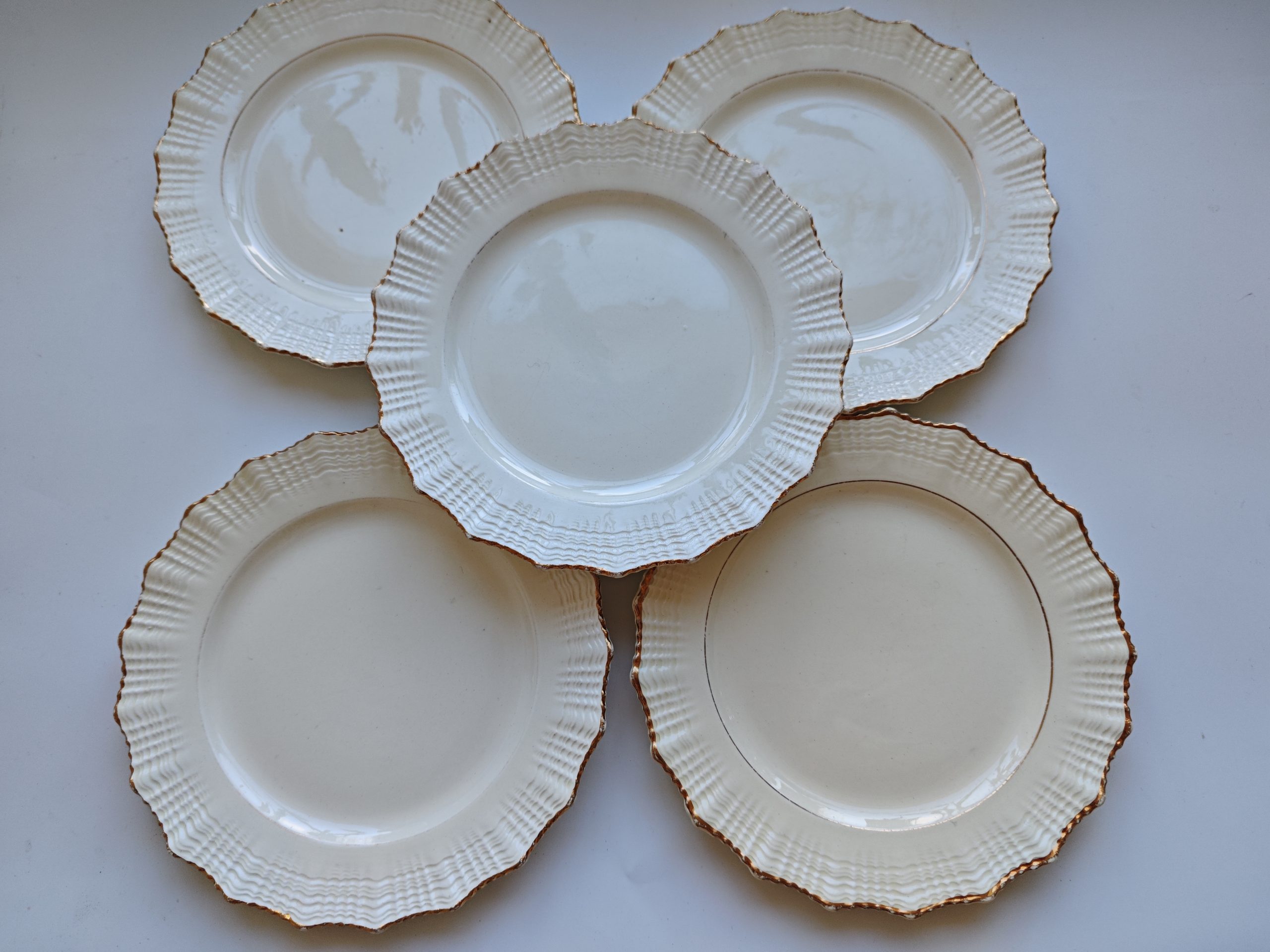 B & G . Denemarken. Gebaksbordjes. Wit met golfrand. Per set van 5 1 B & G . Denemarken. Gebaksbordjes. Wit met golfrand. Per set van 5