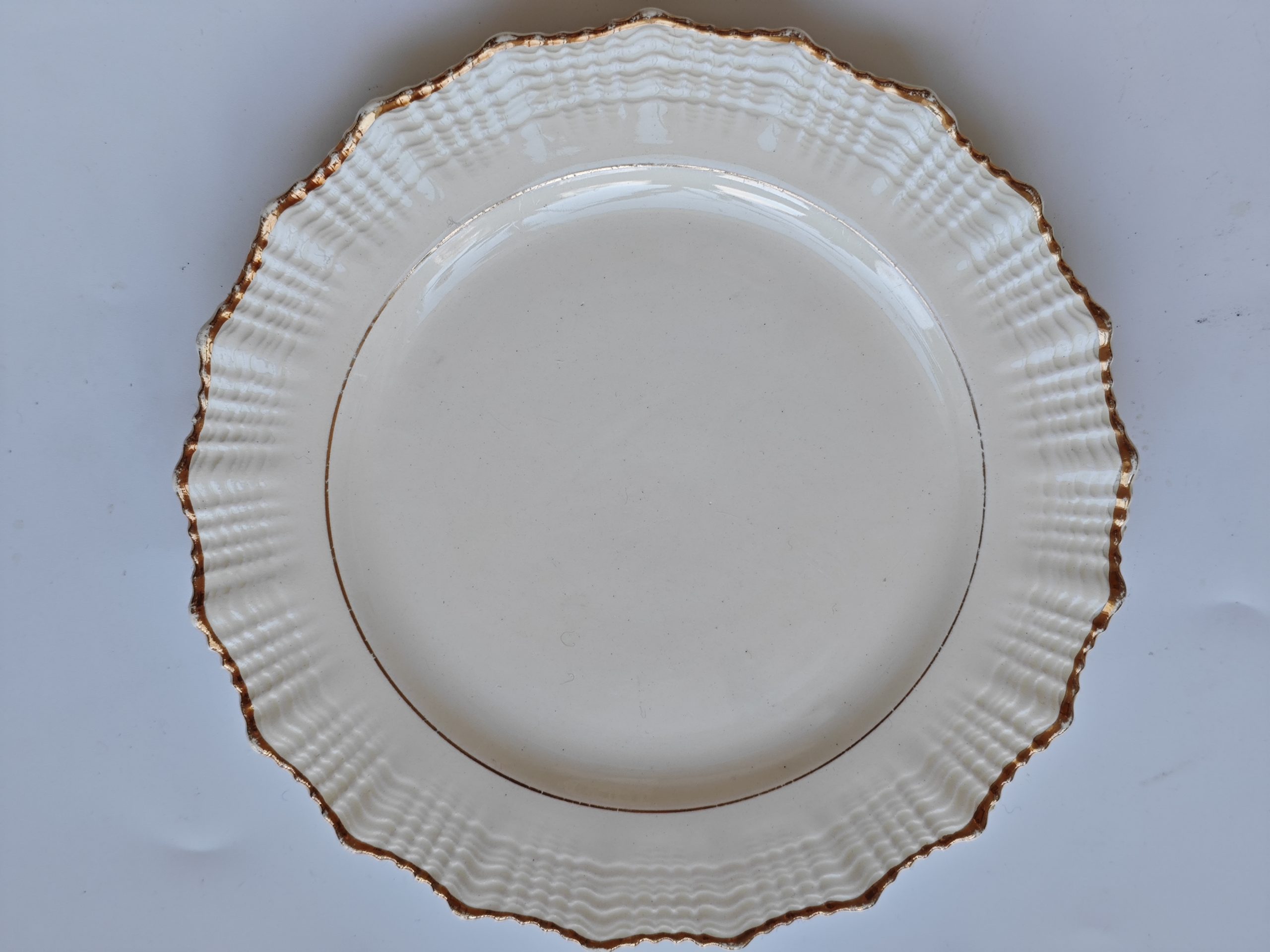 B & G . Denemarken. Gebaksbordjes. Wit met golfrand. Per set van 5 2 B & G . Denemarken. Gebaksbordjes. Wit met golfrand. Per set van 5 - Afbeelding 2