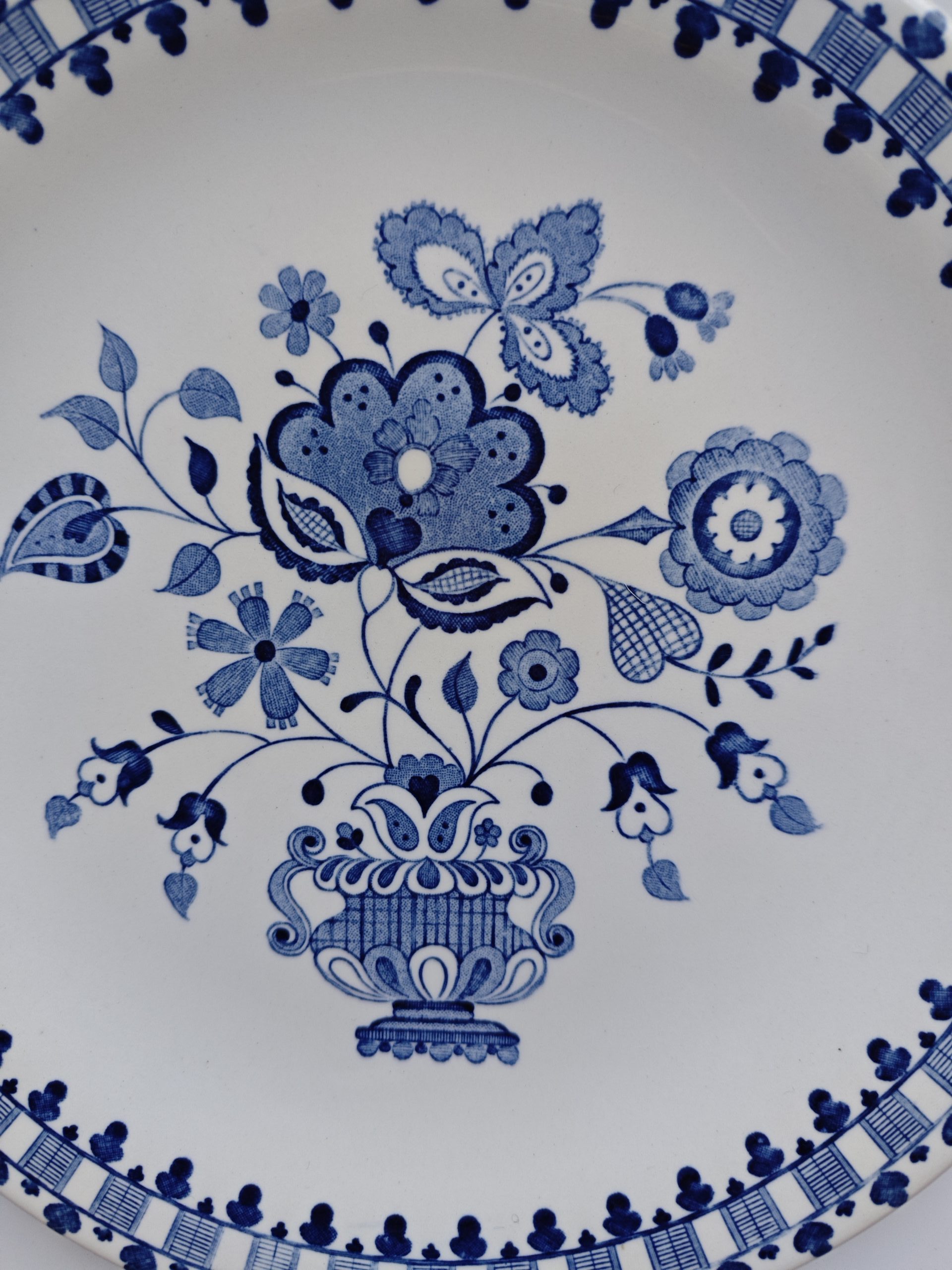 Vintage Johnson Bros “Jamestown” bord, Engeland ca. 1930–1950. Klassiek blauw-wit decor met florale vaas. Old Granite aardewerk. In nette vintage staat. 2 Vintage Johnson Bros “Jamestown” bord, Engeland ca. 1930–1950. Klassiek blauw-wit decor met florale vaas. Old Granite aardewerk. In nette vintage staat. - Afbeelding 2