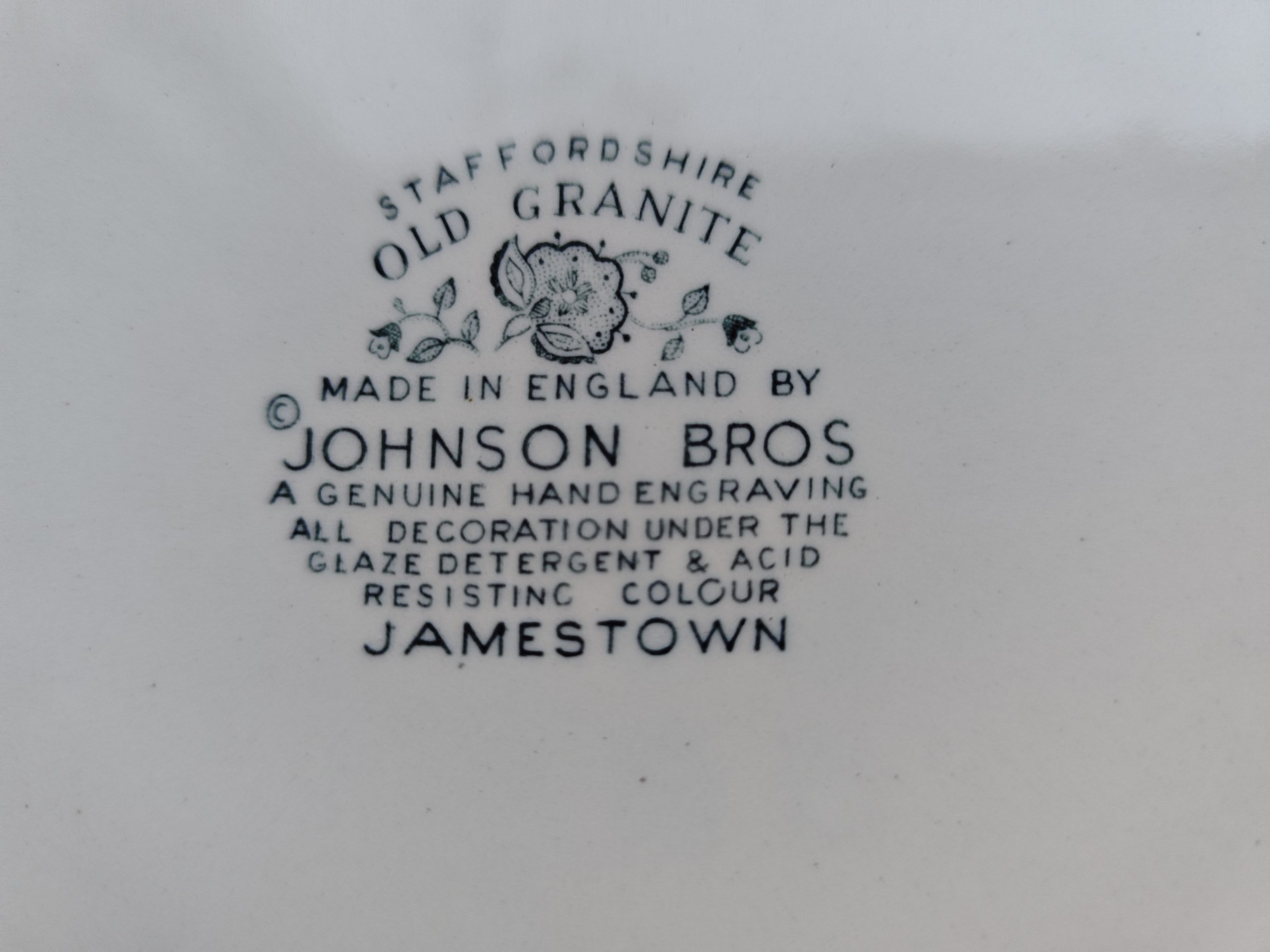 Vintage Johnson Bros “Jamestown” bord, Engeland ca. 1930–1950. Klassiek blauw-wit decor met florale vaas. Old Granite aardewerk. In nette vintage staat. 3 Vintage Johnson Bros “Jamestown” bord, Engeland ca. 1930–1950. Klassiek blauw-wit decor met florale vaas. Old Granite aardewerk. In nette vintage staat. - Afbeelding 3