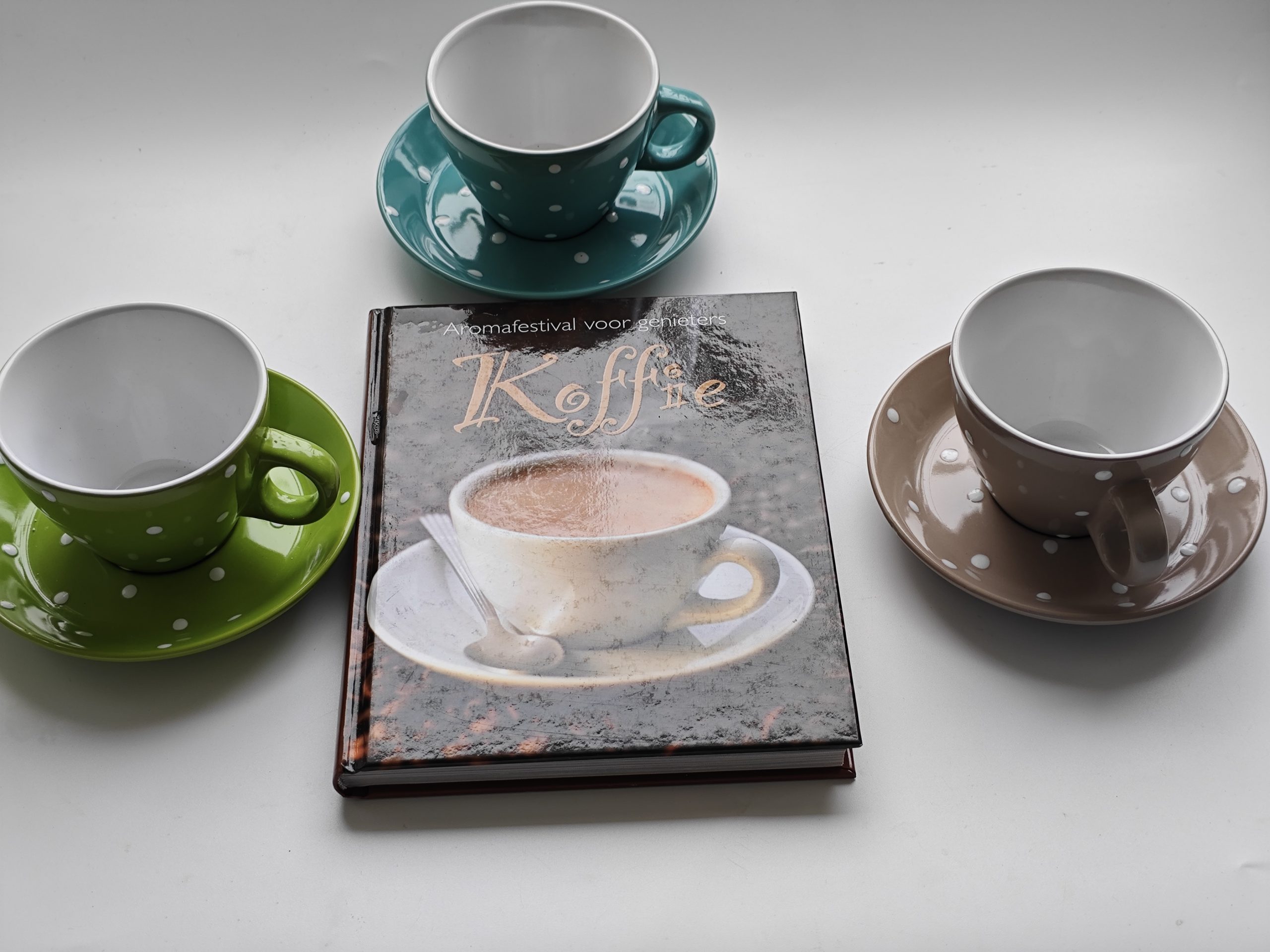 Stijlvolle set: 3 kopjes met schotels & koffietafelboek â Union Pacific Tableware 1 Stijlvolle set: 3 kopjes met schotels & koffietafelboek â Union Pacific Tableware