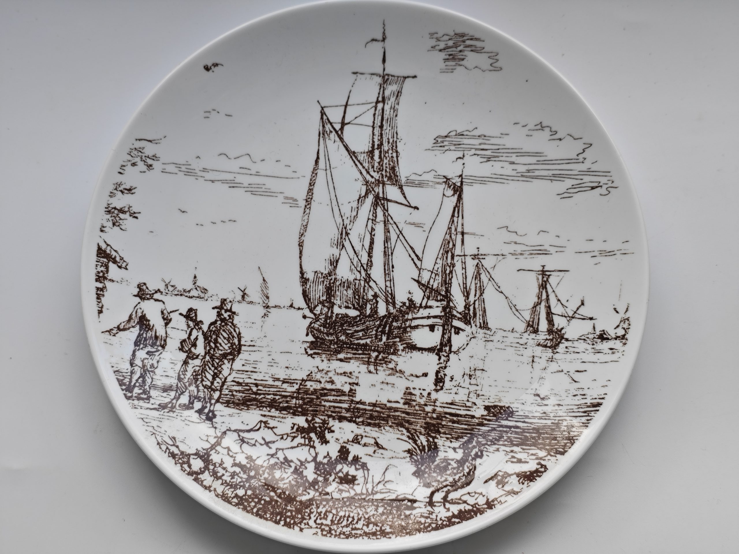 Gustavsberg Benporslin Hollandstallrik No. 1 ‘Van Houten’ – Sven Jonson – 21,5 cm 1 Gustavsberg Benporslin Hollandstallrik No. 1 ‘Van Houten’ – Sven Jonson – 21,5 cm