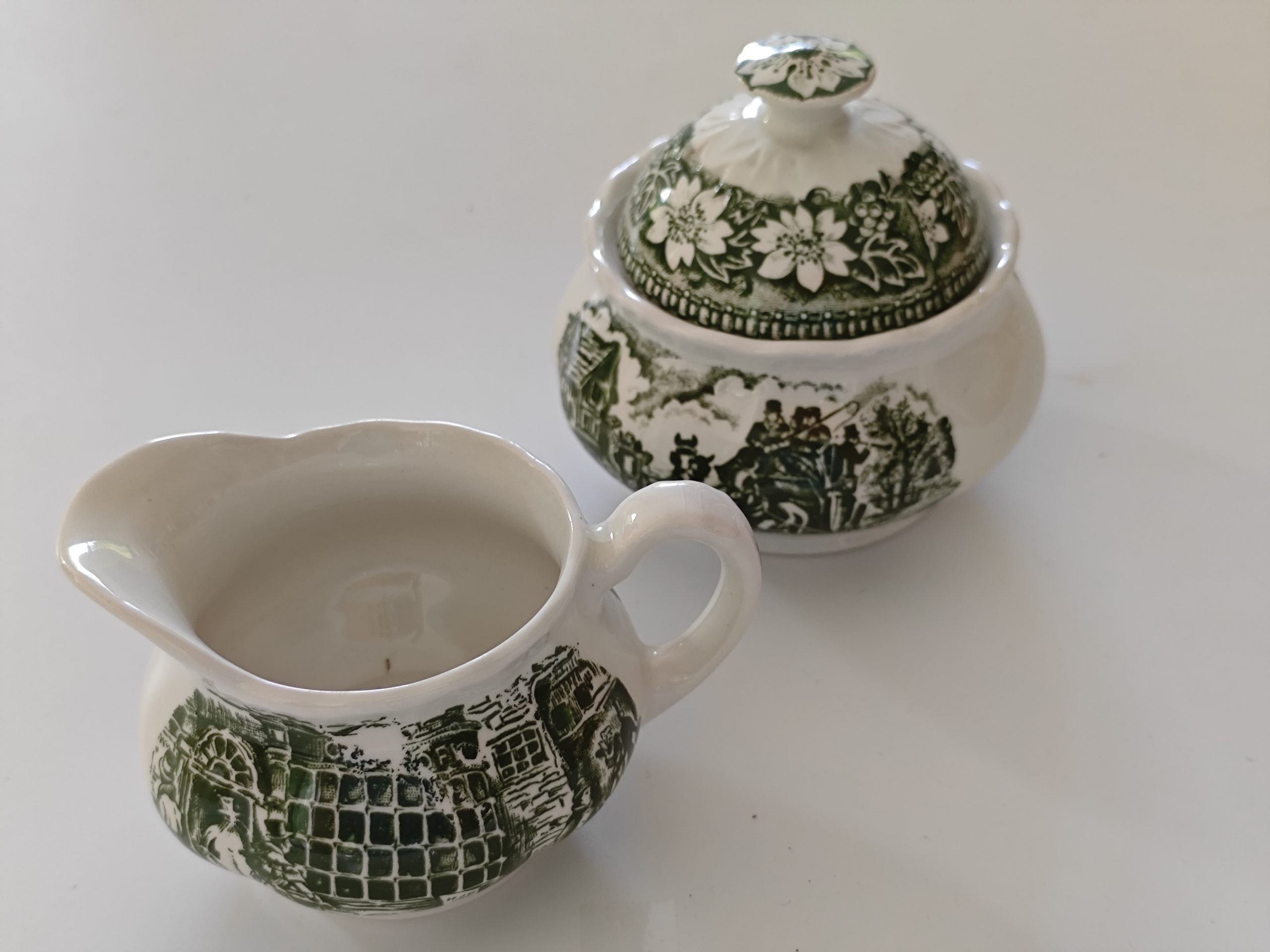 Royal Tudor Ware Coaching Taverns Melkkan & Suikerpot zonder onderbord. Kleur Groen 1 Royal Tudor Ware Coaching Taverns Melkkan & Suikerpot zonder onderbord. Kleur Groen