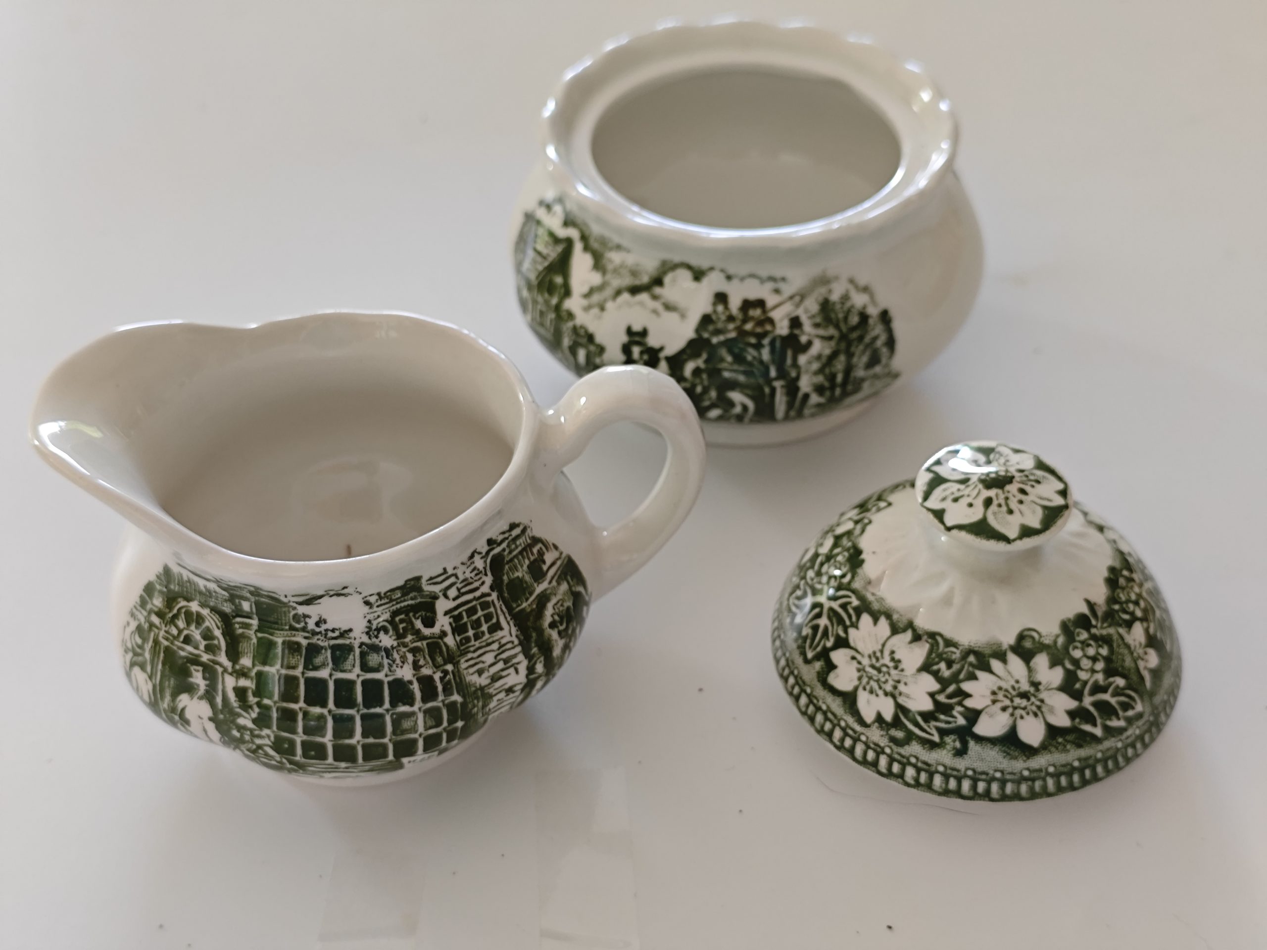 Royal Tudor Ware Coaching Taverns Melkkan & Suikerpot zonder onderbord. Kleur Groen 2 Royal Tudor Ware Coaching Taverns Melkkan & Suikerpot zonder onderbord. Kleur Groen - Afbeelding 2
